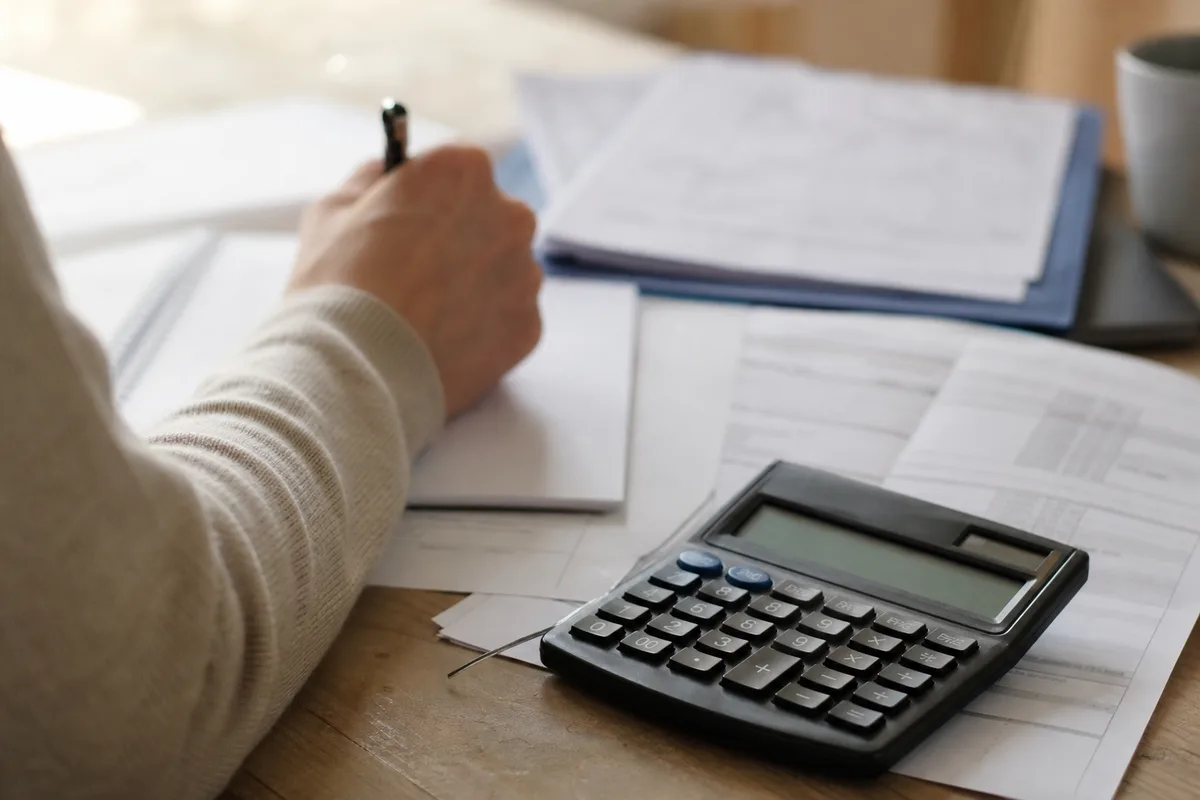 Calcul du budget de remplacement d&rsquo;une chaudière avec devis et documents d&rsquo;aides posés sur une table